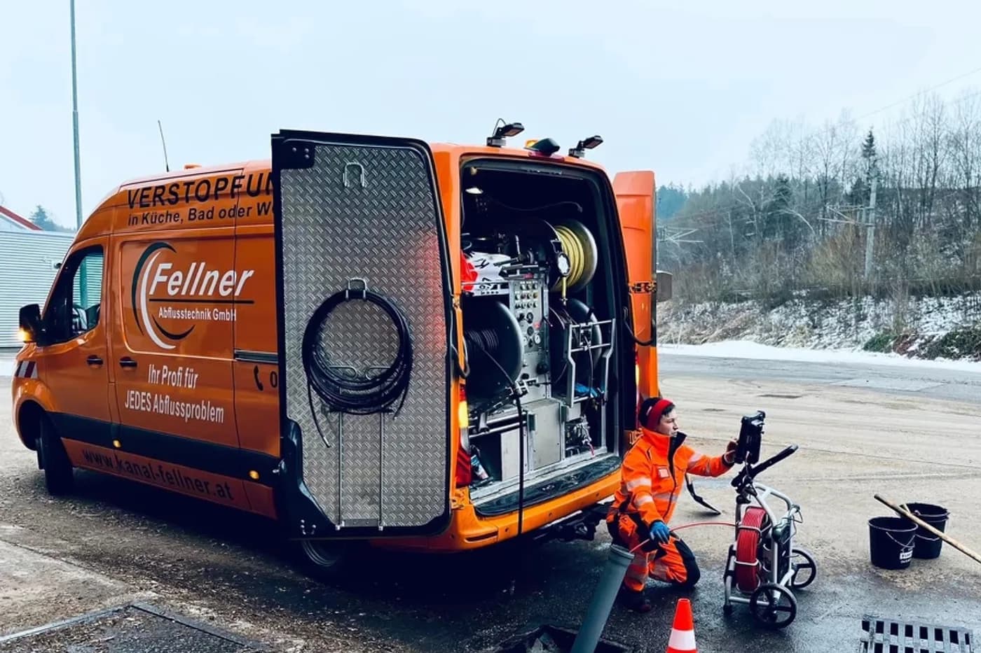 Voll ausgerüstetes Einsatzfahrzeug der Fellner Abflusstechnik GmbH